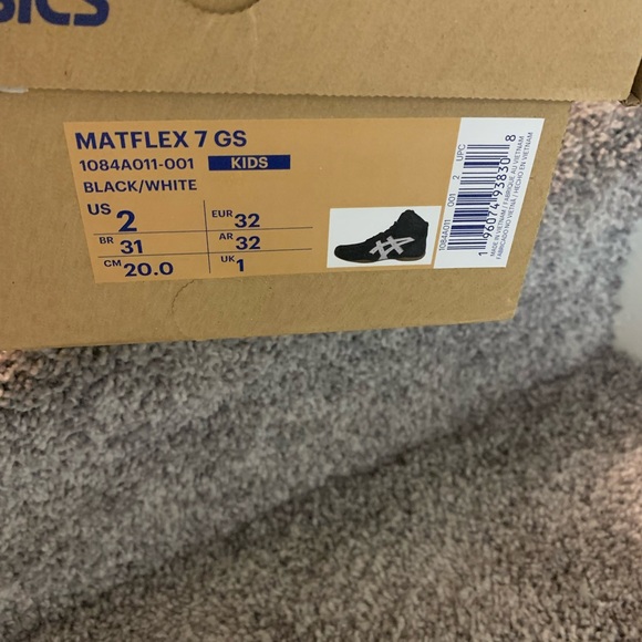 Boys size 2 ASICS wrestling shoes. Never worn - Picture 2 of 2